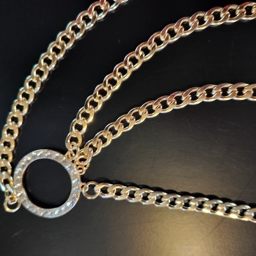 Gold chain and crystal belt - Picture 3 of 4